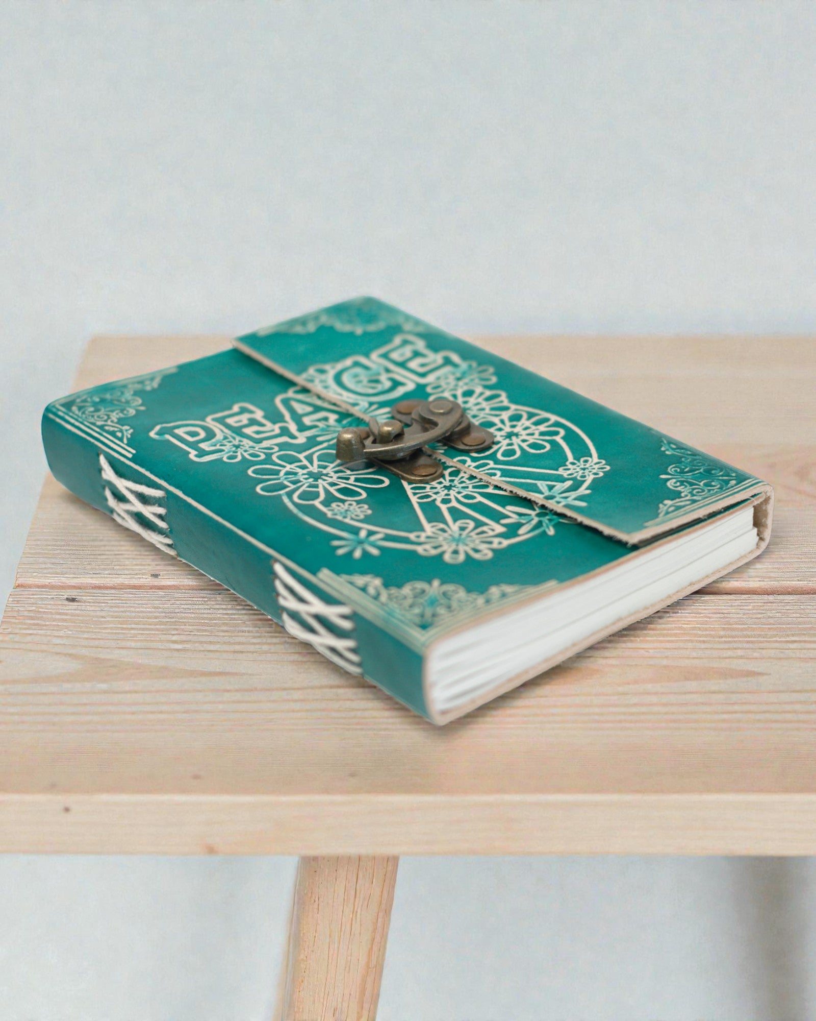 Шкіряний нотатник «Зелений мир» із замком (18x13 см)