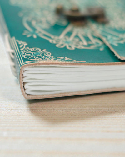 Шкіряний нотатник «Зелений мир» із замком (18x13 см)