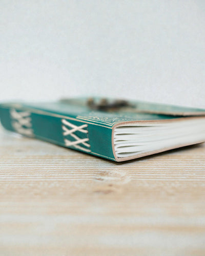 Шкіряний нотатник «Зелений мир» із замком (18x13 см)