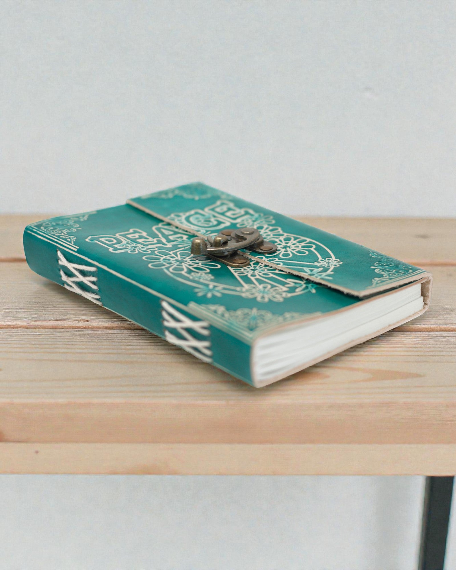 Шкіряний нотатник «Зелений мир» із замком (18x13 см)