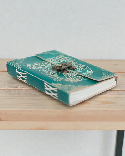 Шкіряний нотатник «Зелений мир» із замком (18x13 см)