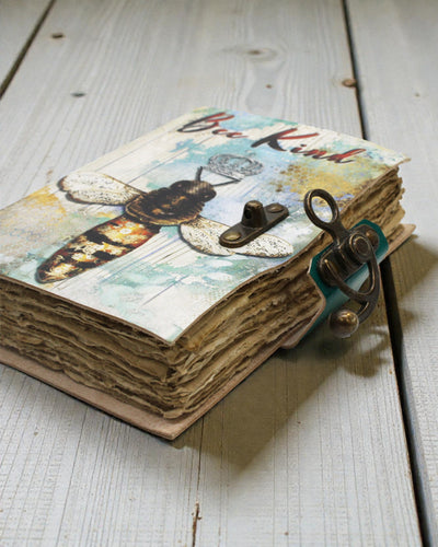 Apis Artis – Skórzany Notatnik Bee Kind z Postarzanymi Kartkami