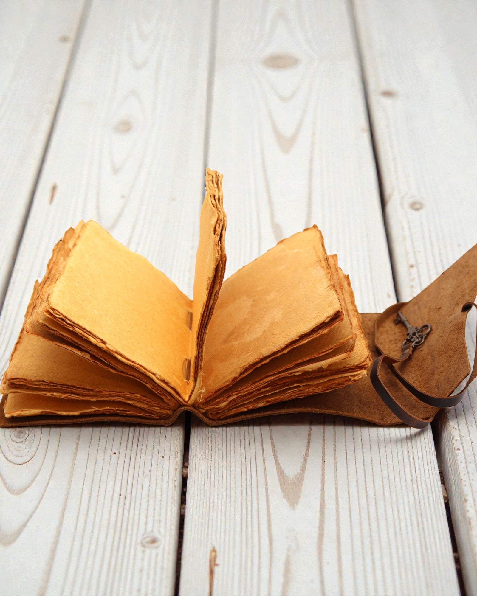 Carnet din piele uleiată cu cheia secretelor – jurnal de epocă 13 × 18 cm