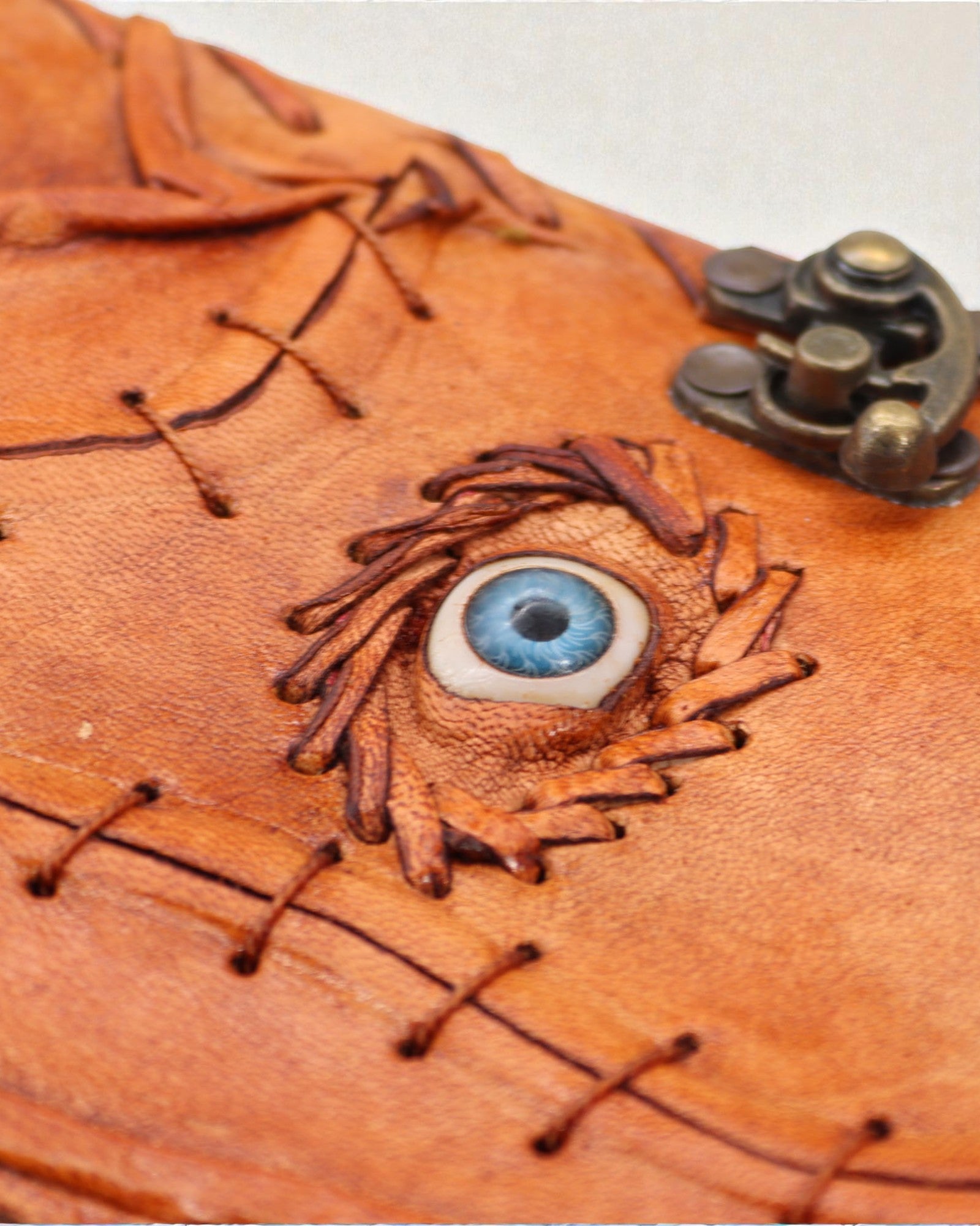 Oculus Noctis – Skórzany Notatnik Złego Oka z Metalowym Zapięciem