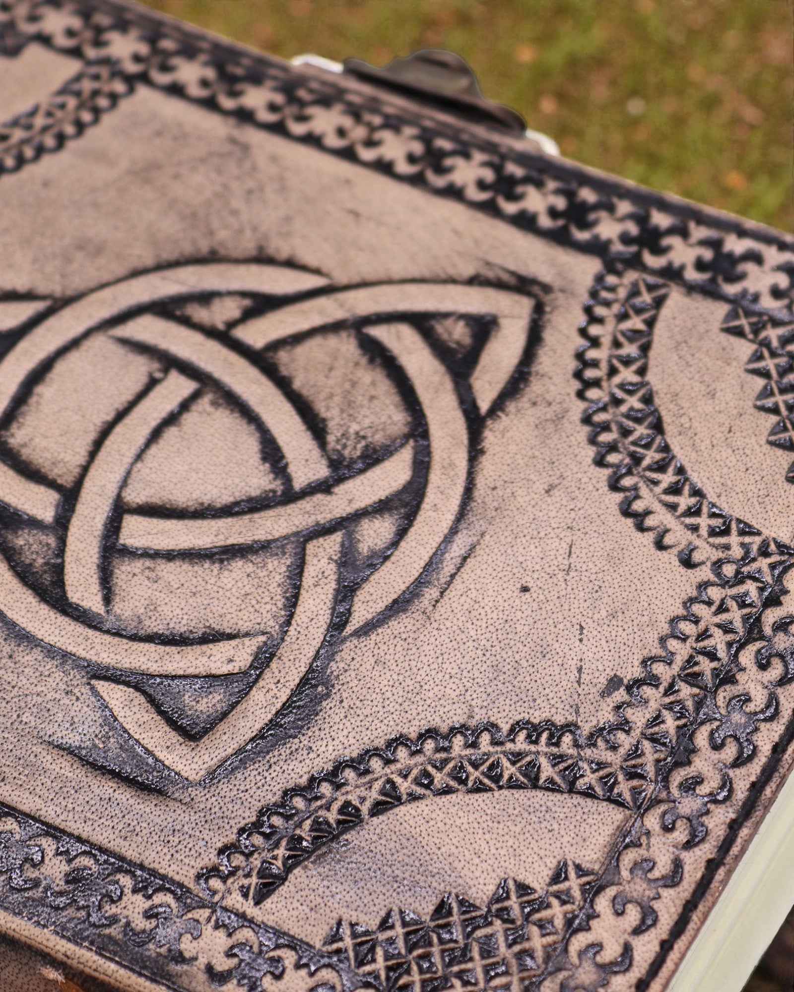 Kožený esoterický zápisník Triquetra – 17,5 × 12,5 × 3 cm | 200 stran, šité okraje