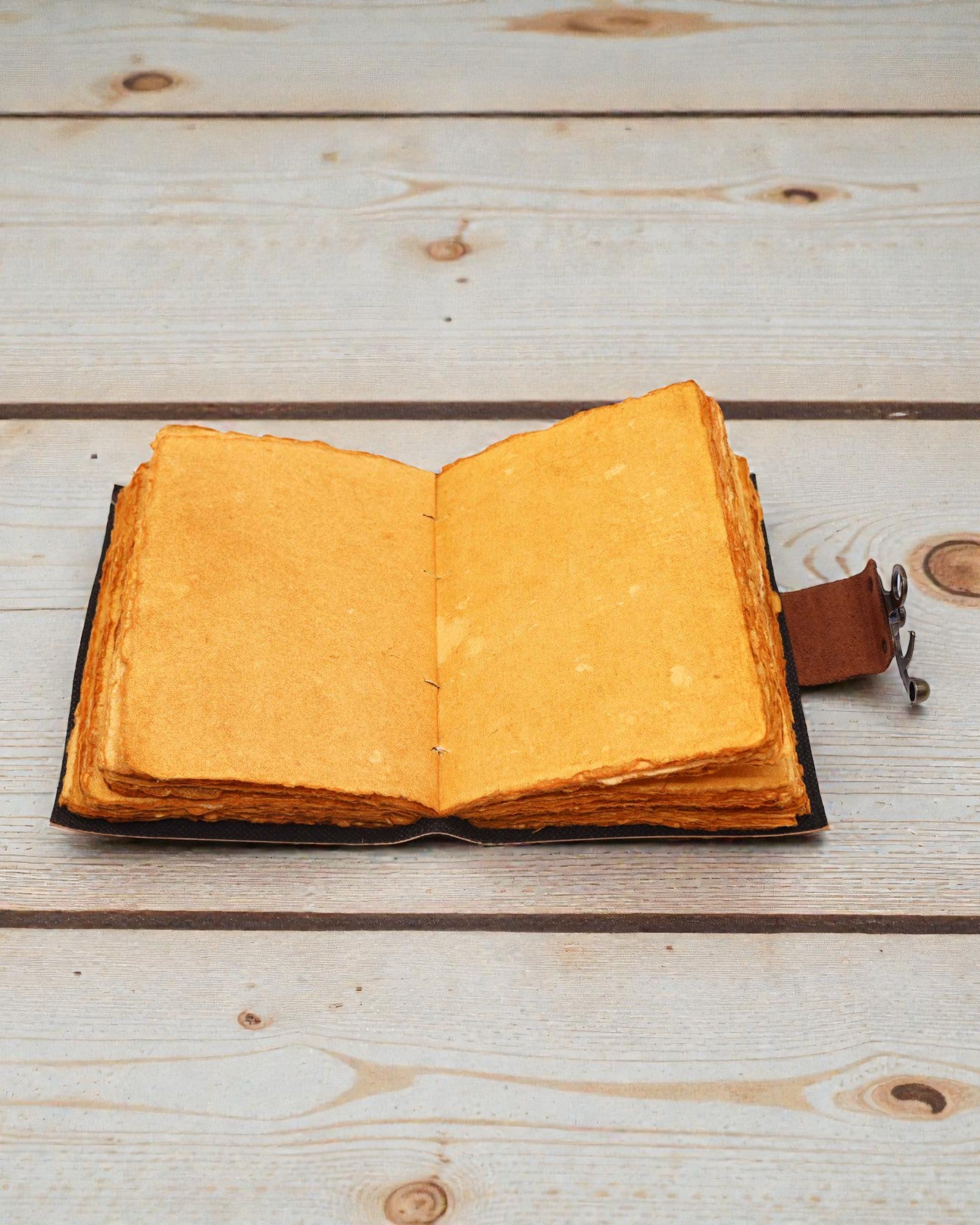 Lotus Anima – Kožený zápisník s lotosovou mandalou se zestárlými stránkami