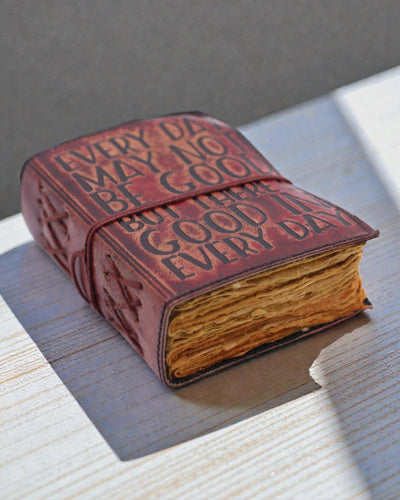 Товстий шкіряний записник із рваним краєм — Не щодня буває добре (12.7 × 8.9 cm)