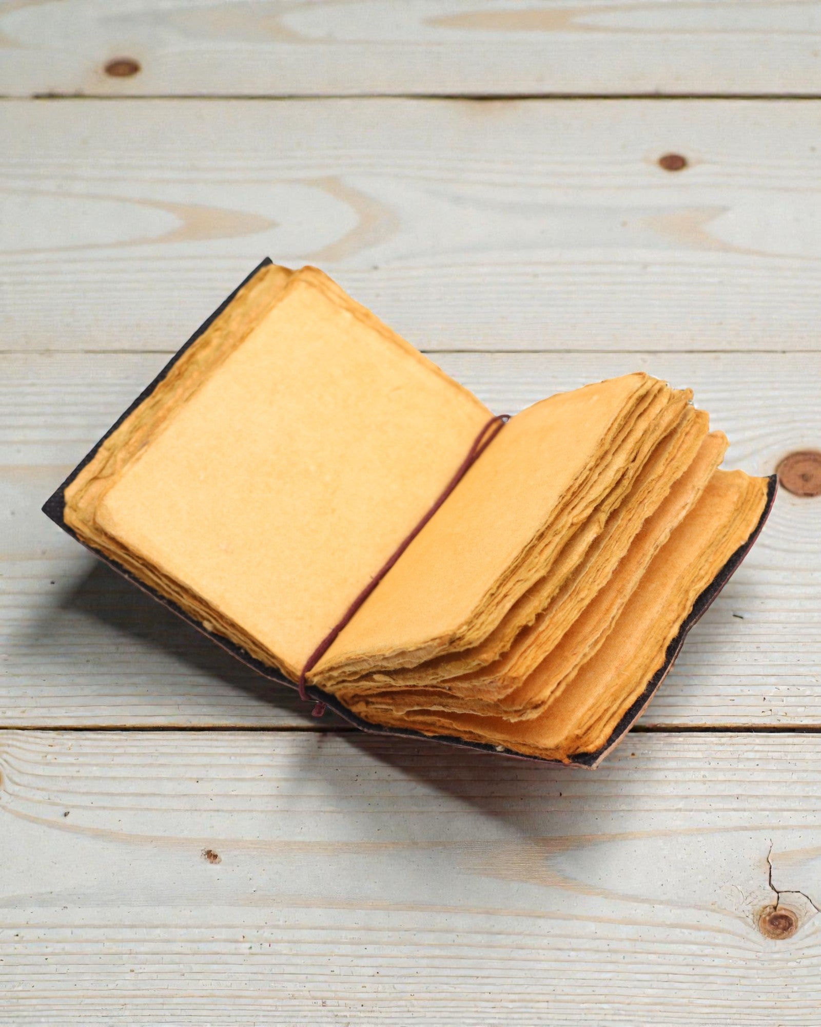 Товстий шкіряний записник із рваним краєм — Не щодня буває добре (12.7 × 8.9 cm)