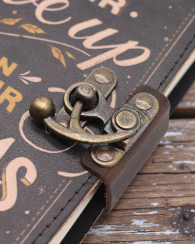 Skórzany Notatnik Motywacyjny Never Give Up On Your Dreams – 17,8 × 12,7 cm