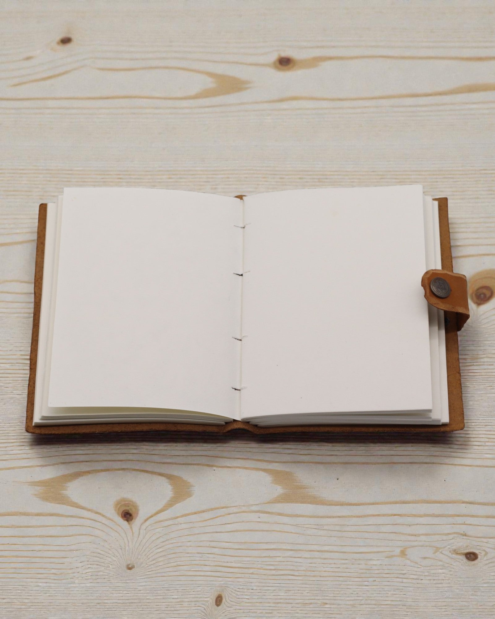 Шкіряний тиснений записник – пісочний, квітковий візерунок – 17.8×12.7 см