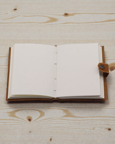 Шкіряний тиснений записник – пісочний, квітковий візерунок – 17.8×12.7 см