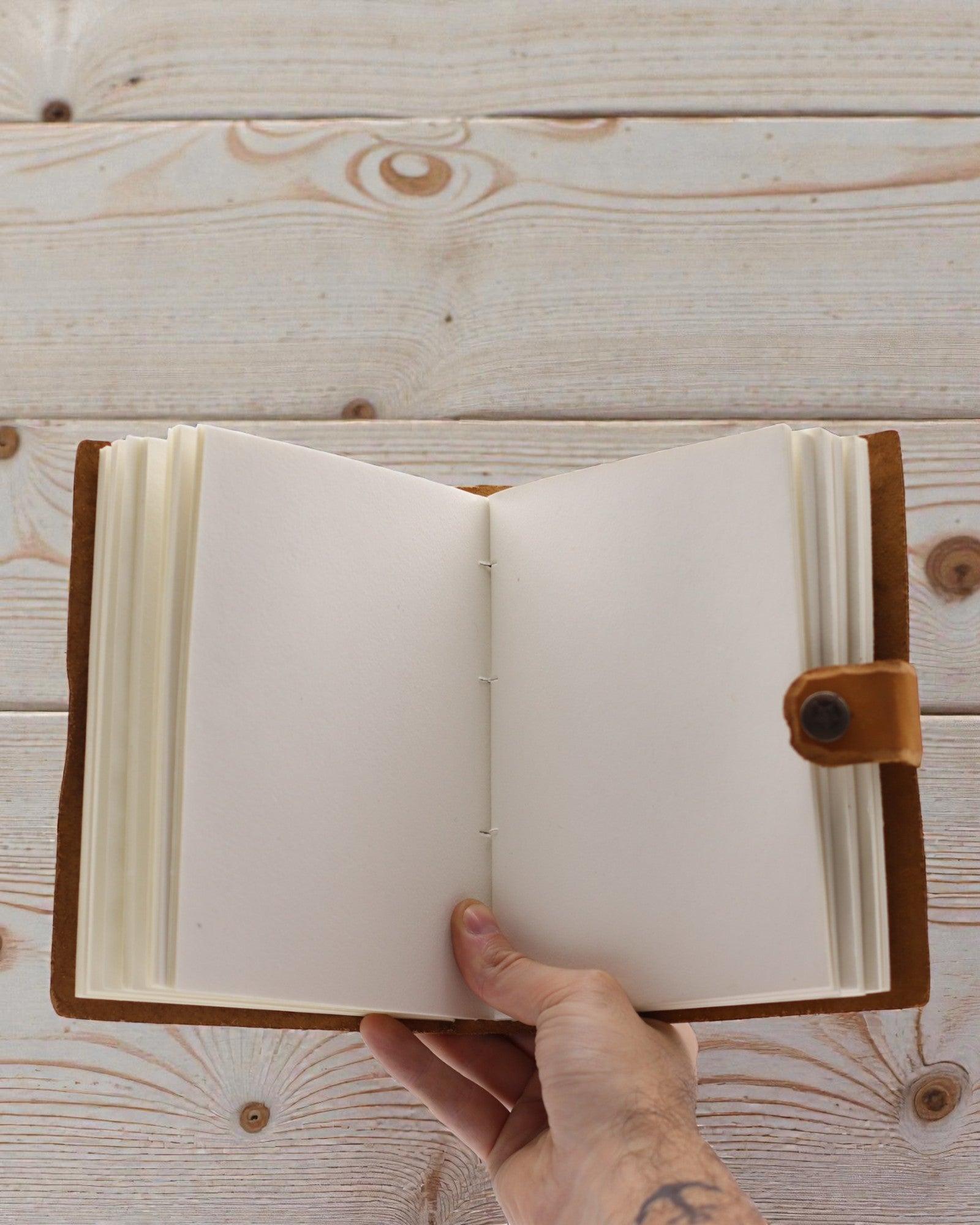 Шкіряний тиснений записник – пісочний, квітковий візерунок – 17.8×12.7 см