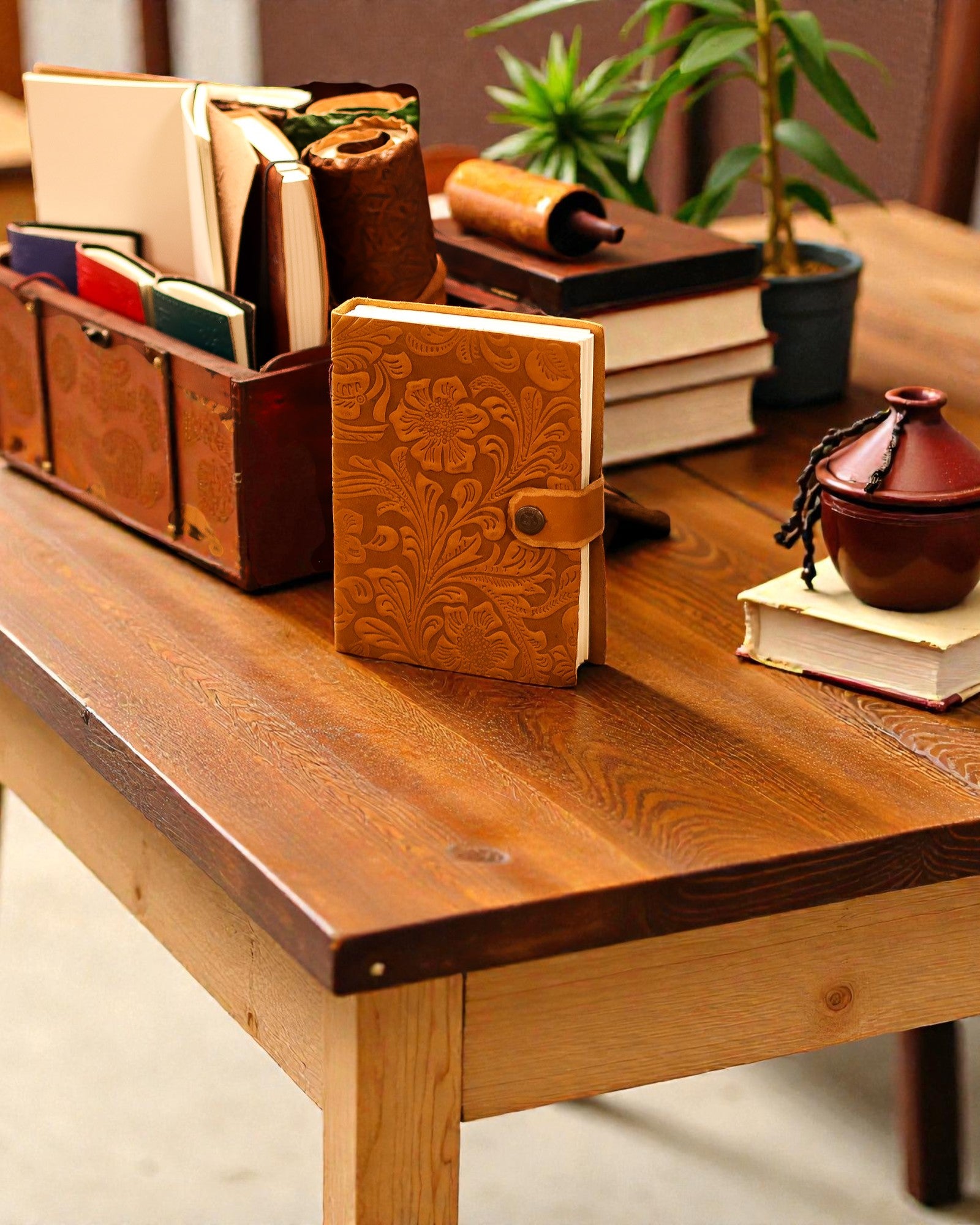 Шкіряний тиснений записник – пісочний, квітковий візерунок – 17.8×12.7 см