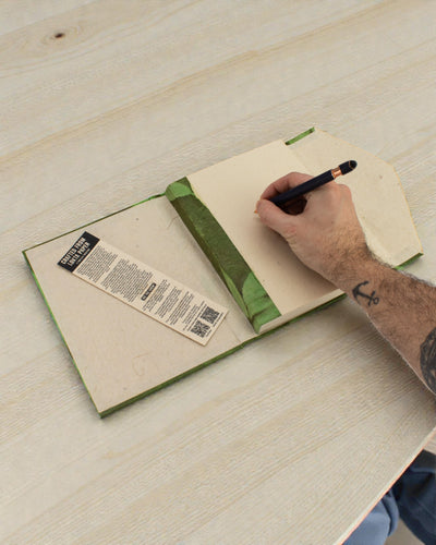 Lokta Виразний квітковий зошит – великий (21×15 см) – 45 аркушів – у комплекті позначка для нотаток – мохово-зелений