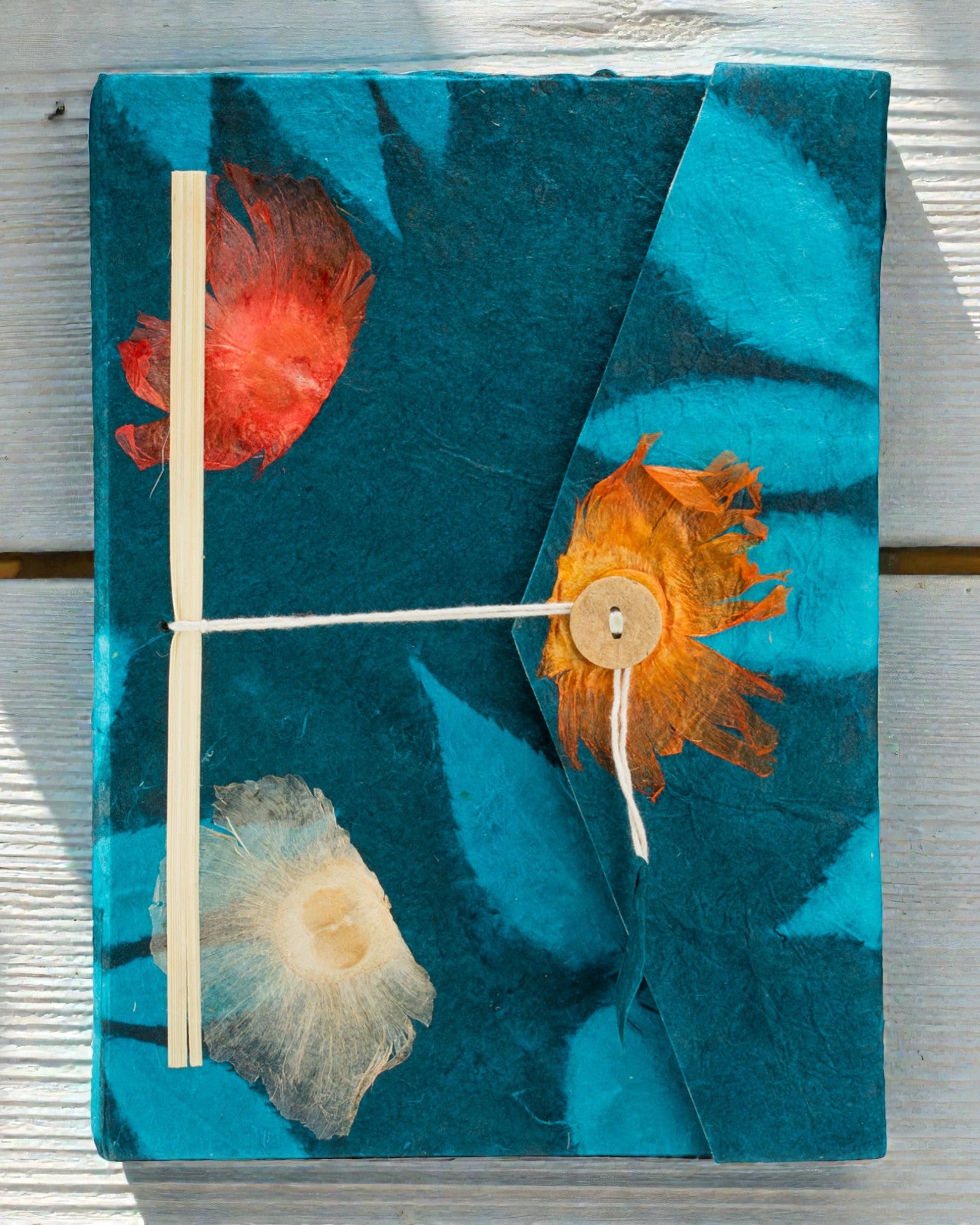 Velký poznámkový blok na loket Výrazné květy – tmavě modrý (45 listů, 21 x 15 cm)