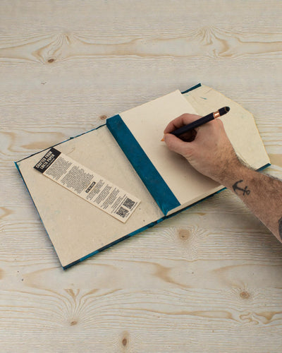 Velký poznámkový blok na loket Výrazné květy – tmavě modrý (45 listů, 21 x 15 cm)