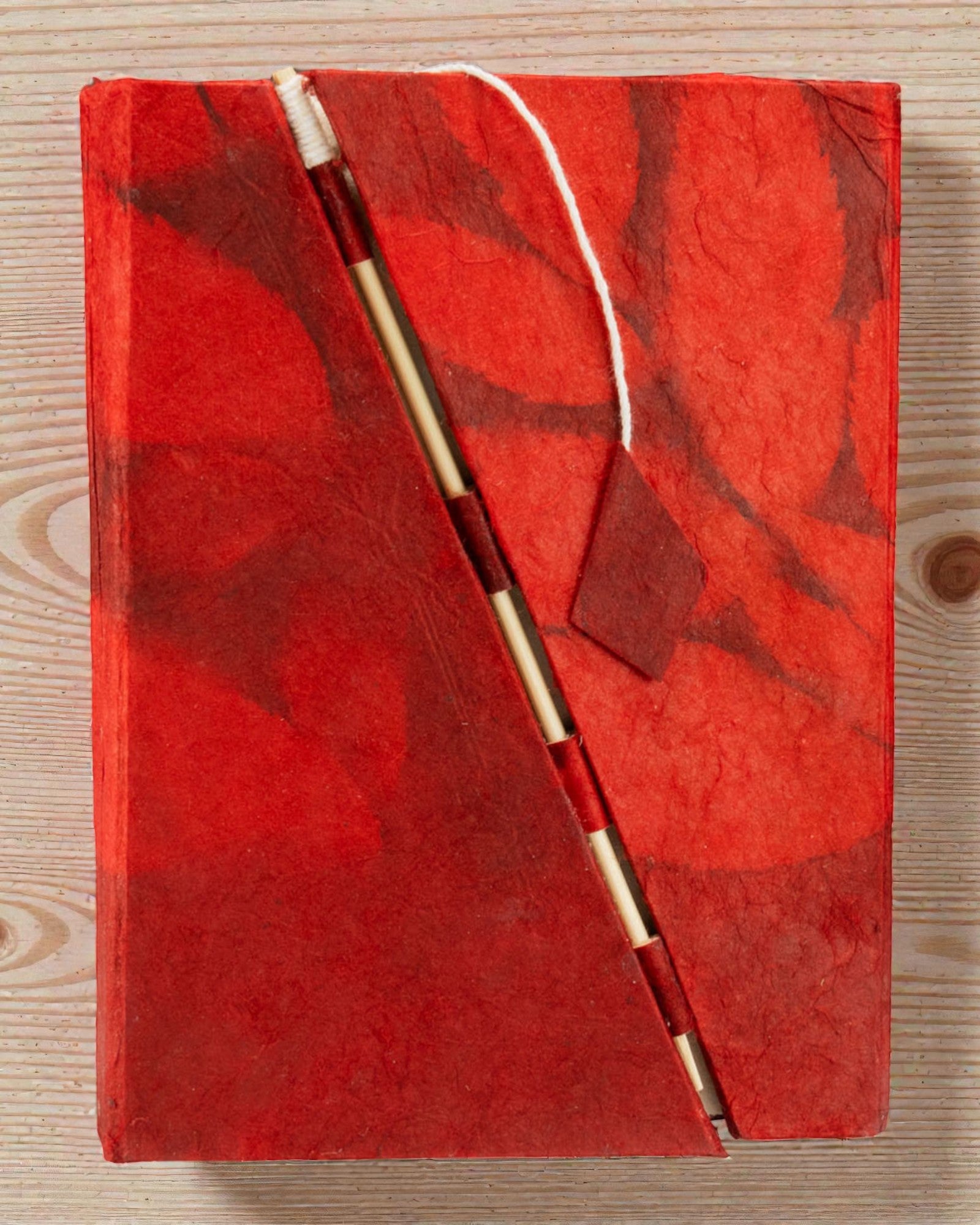 Střední zápisník Lokta Odvážné květy – rubínový (45 listů, 15 × 12 cm)