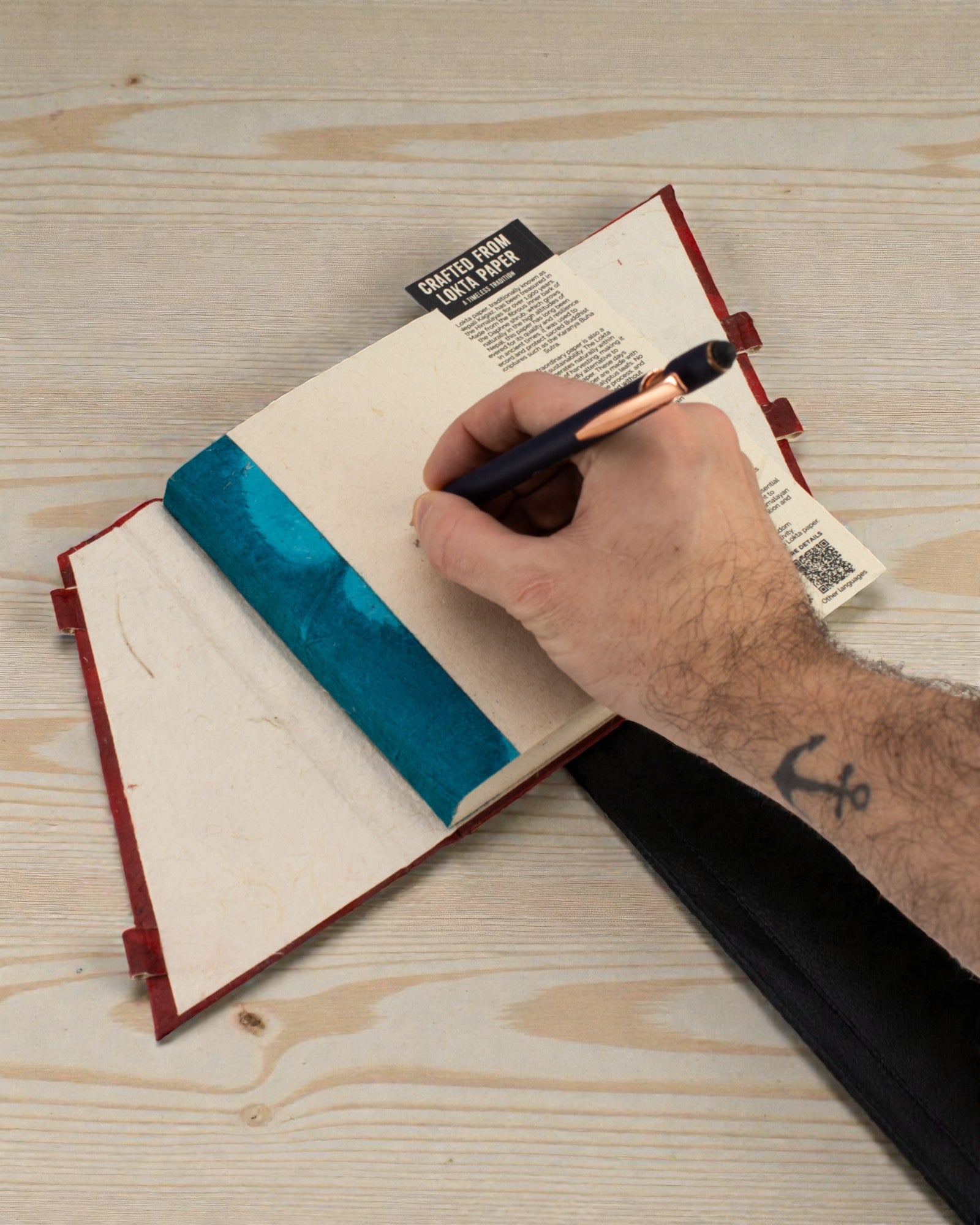 Нотатник Lokta з виразним квітковим візерунком і бамбуковою застібкою – середній (15 × 12 см) – 45 аркушів – рубіновий