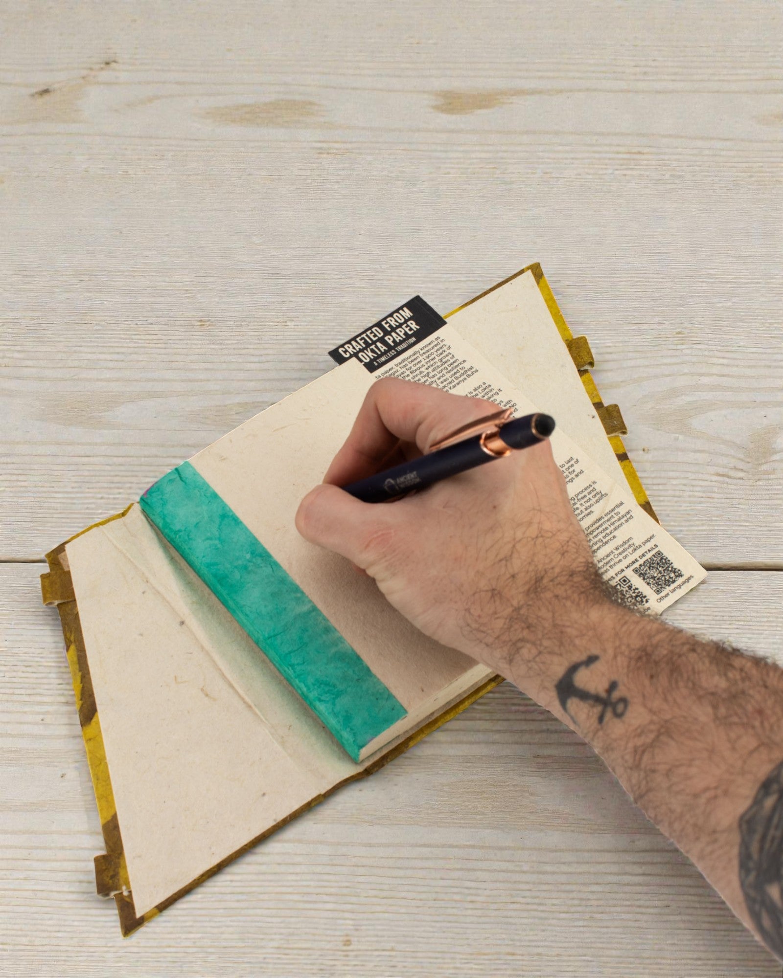 Нотатник Lokta «Виразний квітковий» з бамбуковою застібкою – Середній (15x12cm) – 45 аркушів – Гірчично-коричневий