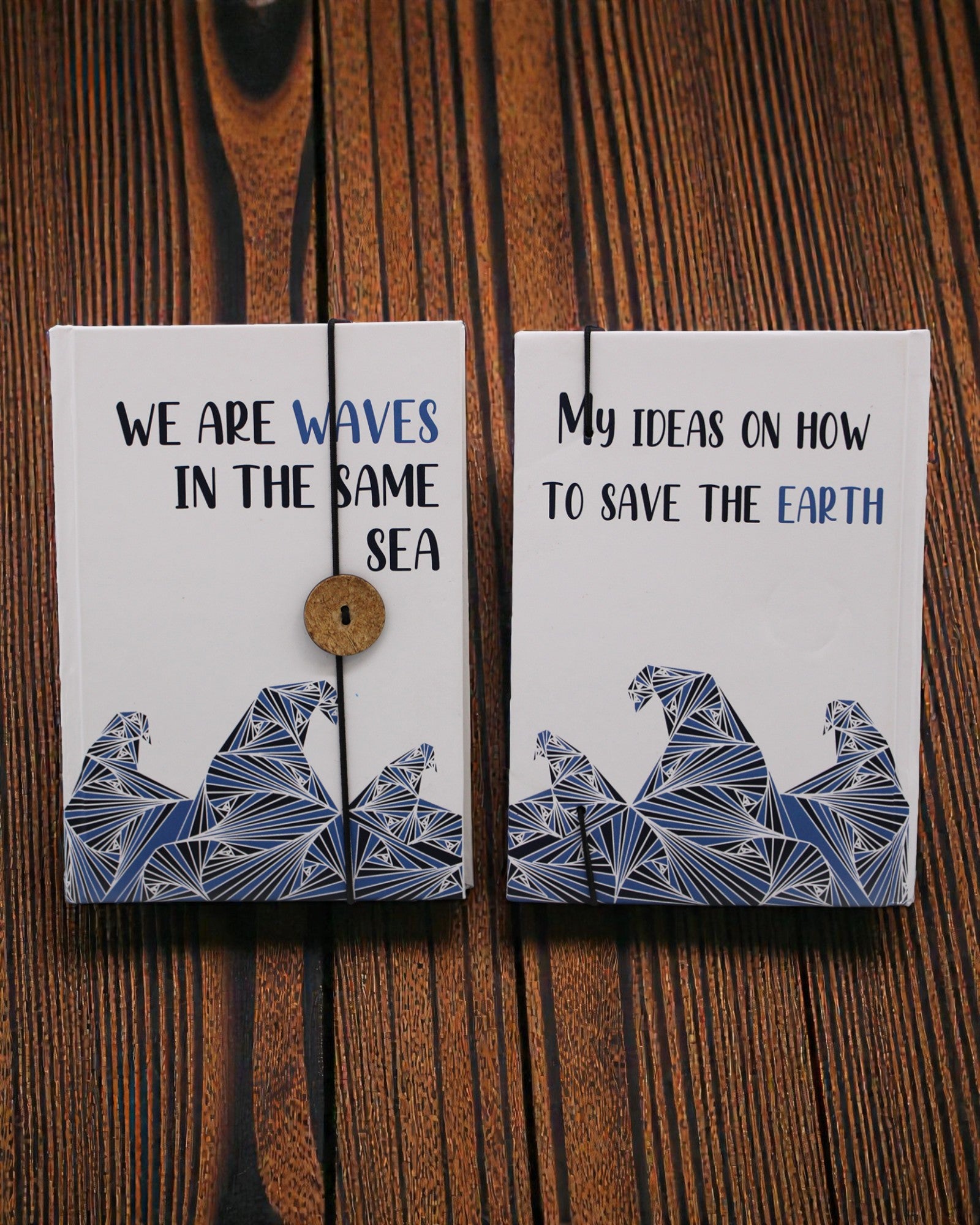 Waves Together – mały notatnik z paskiem i guzikiem kokosowym 18 × 12,5 cm, 200 stron