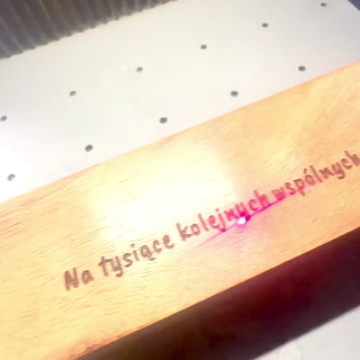 Elegantní dřevěné hrací kostky s mosaznými tečkami v personalizované krabičce
