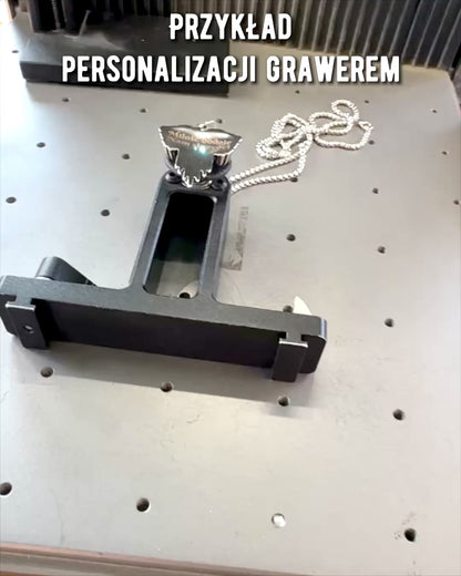 „Amulet Prorážející Srdce – Temná Křídla Lásky“, možnost personalizace s gravírováním jako dárek.
