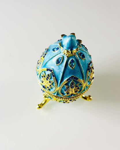 Niebiańské vejce Fabergé – Smaltovaný organizér na šperky - barva nebeská modř. Personalizace gravírováním