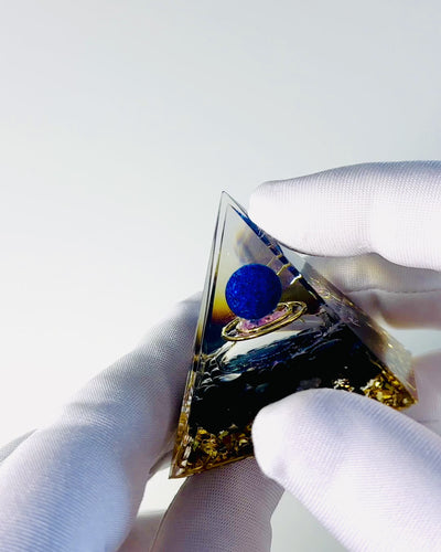 Piramidă Energetică Orgonită cu Cristale pentru Meditație – Radiază Energie Pozitivă și Bogăție