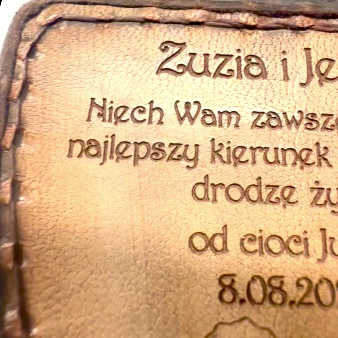 Cestovatelský kompas s personalizovaným gravírováním v koženém pouzdře - mosazný retro doplněk jako dárek, 9,25 cm s inspirativním nápisem