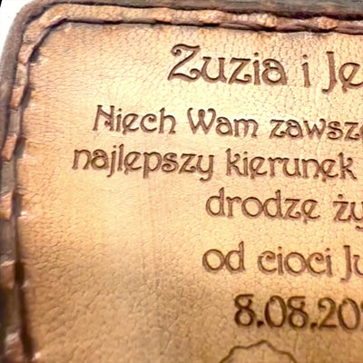 Cestovatelský kompas s personalizovaným gravírováním v koženém pouzdře - mosazný retro doplněk jako dárek, 9,25 cm s inspirativním nápisem