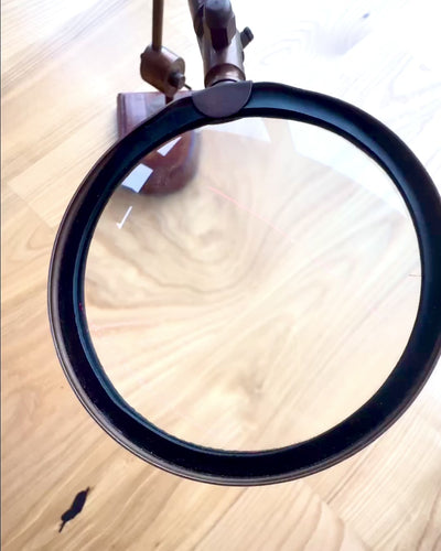 Řemeslná lupa "Royal Magnifier" s podstavcem a nastavitelným držákem - možnost personalizace gravírováním jako dárek