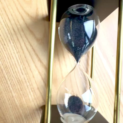 Klepsydra Mosiężno-Drewniana 5 minut z Czarnym Piaskiem z Możliwością Personalizacji Grawerem – Elegancka Dekoracja Retro na Prezent o Wysokości 16 cm