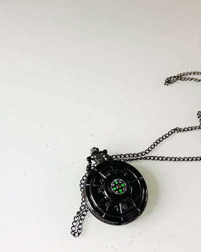 Kapesní hodinky s kompasem – elegantní přívěsek ve vintage stylu s vyřezávaným skeletonem a černým ciferníkem, personalizace gravírováním