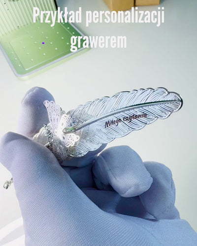 Semn de carte creativ în stil retro cu motiv de pană și fluture – Cadou elegant pentru mama, profesor, promoțional, culoare argintiu/roz