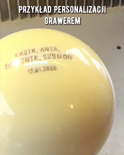 Kulečníková koule na mosazném podstavci, možnost personalizace gravírováním jako dárek