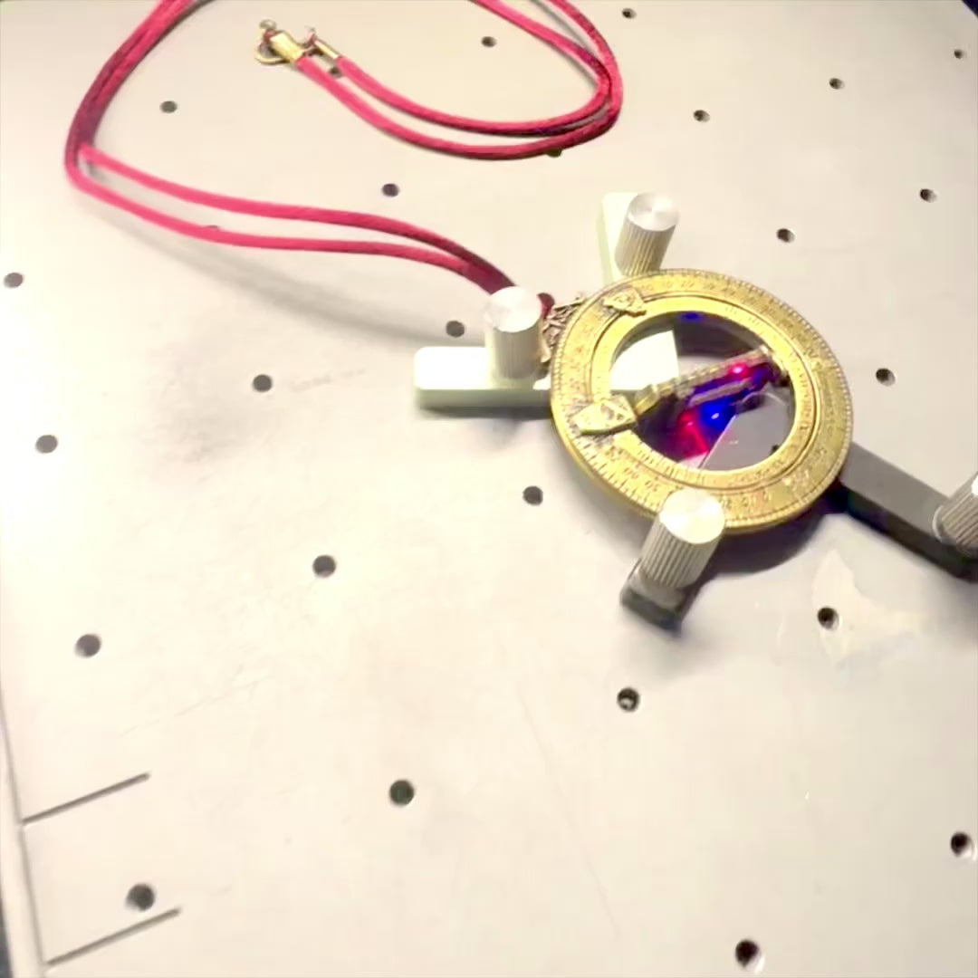 Ceas solar miniatural H90 cu inele astronomice, gravură personalizată, cadou ideal, șnur bordo, realizat din zamac și alamă, diametru 45mm