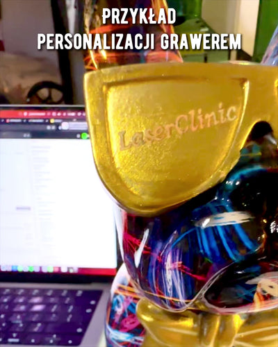 Barevný Bulldog s Brýlemi - Unikátní Dekorace Interiéru, dekorativní figurka jako dárek, personalizace gravírováním