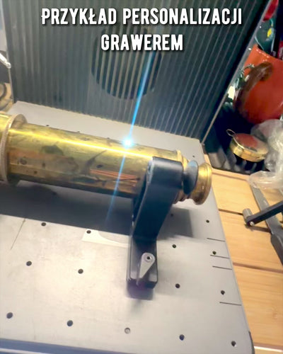 Lunetă Regală „Voyager 1818” – Exclusivă, din alamă, 83 cm, lucrată manual, cu husă din piele naturală – Ediție de colecție, personalizabilă cu gravură pentru cadou