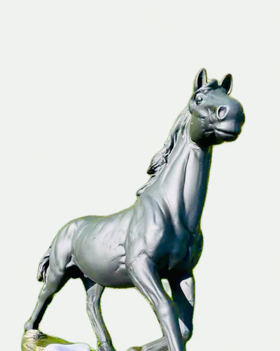 "Czarny Galop" - Figurină Elegantă de Cal cu Posibilitate de Gravare