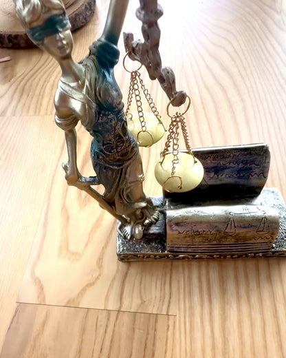 Statuetka "Justicia 2" - Bohyně Spravedlnosti – Umělecká Dekorace na Polici, Řemeslo z Pryskyřice, personalizace gravírováním