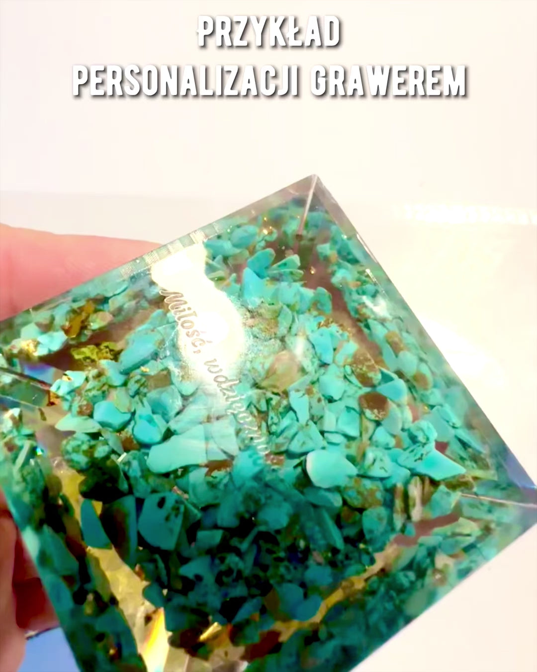 Křišťálová pyramida z ametystu - Přináší pozitivní energii a podporuje meditaci. Barva zlatá - černá