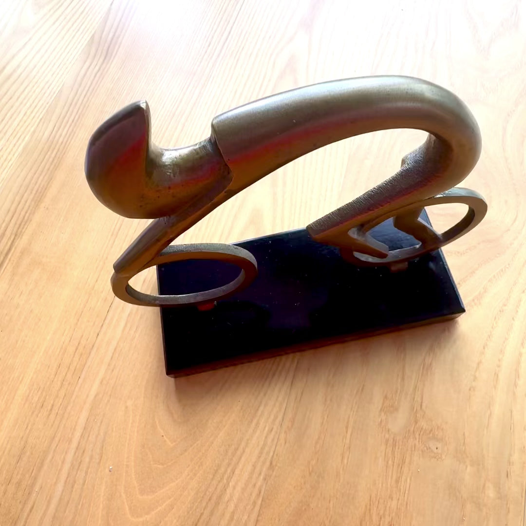 Figurka cyklisty VB26/9 s gravírováním - Elegantní dárek pro cyklistu, výška 18 cm, mosazná a černá, minimalistická dekorace do interiéru