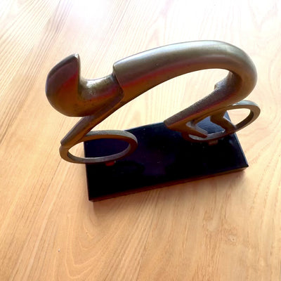 Figurka cyklisty VB26/9 s gravírováním - Elegantní dárek pro cyklistu, výška 18 cm, mosazná a černá, minimalistická dekorace do interiéru