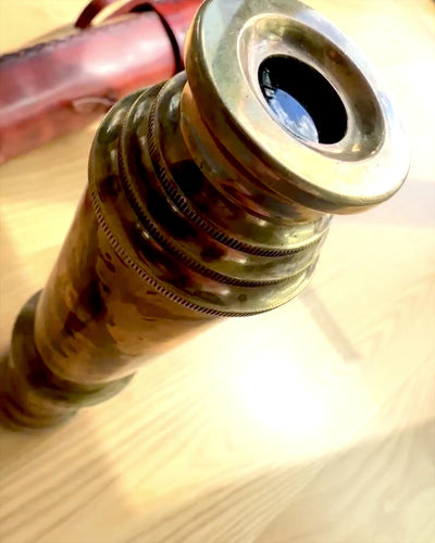 Lunetă Regală „Voyager 1818” – Exclusivă, din alamă, 83 cm, lucrată manual, cu husă din piele naturală – Ediție de colecție, personalizabilă cu gravură pentru cadou