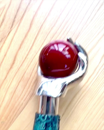 Тростина для ходьби "Королівська Рука" – ручна робота з натуральної шкіри, можливість персоналізації гравіюванням