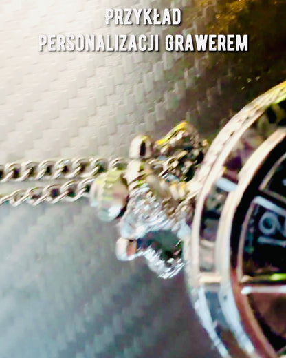 Zegarek Kieszonkowy z Kompasem – Elegancki Wisiorek w Stylu Vintage z Wydrążonym Szkieletem i Czarną Tarczą, personalizacja grawerem
