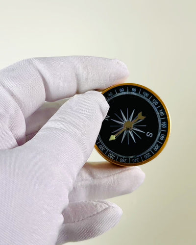 Busolă Compactă de Navigație cu Finisaj Metalic – Un Must-Have pentru Fiecare Călător, cu gravură