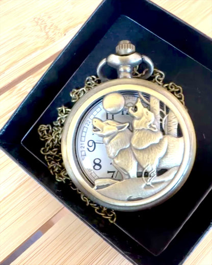 „Luna Wolf” – Stylové kapesní hodinky s vlky, možnost personalizace gravírováním jako dárek