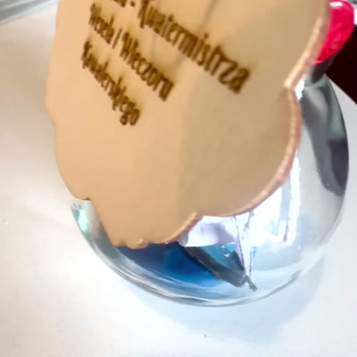 Miniaturowy żaglowiec w butelce z możliwością personalizacji grawerem – klasyczna dekoracja marynistyczna na prezent, 10 x 10 x 11 cm