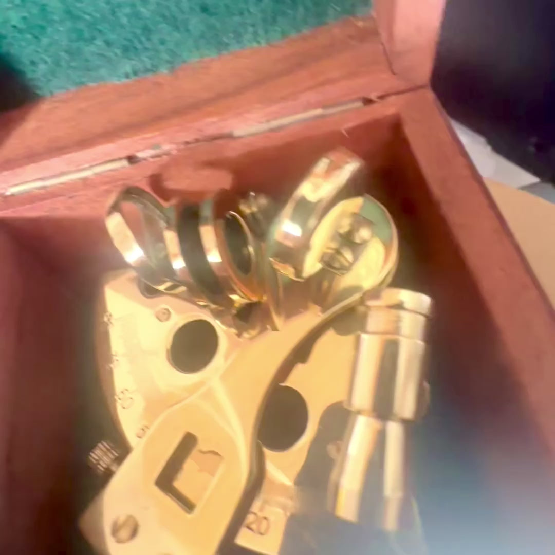 Sextant din alamă în cutie din lemn, cu posibilitate de gravare – cadou elegant pentru navigatori și marinari, 7x7x4 cm, alamă și sticlă de înaltă calitate